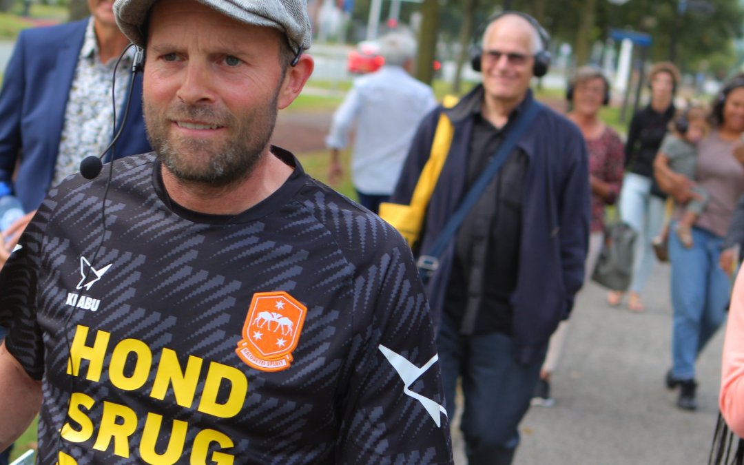 Enthousiaste woningzoekers wandelen mee tijdens rondleidingen door Hondsrugpark