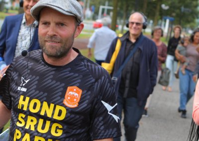 Enthousiaste woningzoekers wandelen mee tijdens rondleidingen door Hondsrugpark