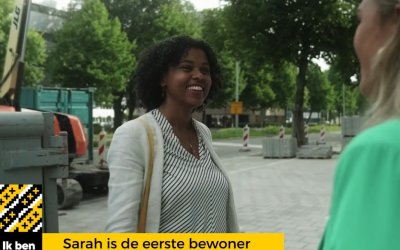 VIDEO: Sleuteloverdracht Sarah, eerste bewoner van Hondsrugpark