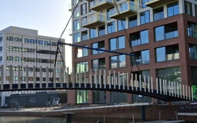 Nieuwe voetgangersbrug tussen SPOT en het Atlasgebouw